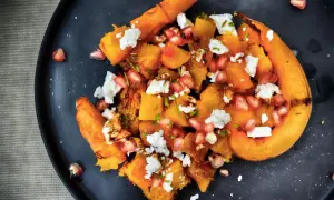 Insalata di zucca arrosto con feta, melograno e noci. Un piatto autunnale che celebra i sapori e gli abbinamenti con la zucca.