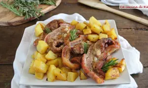 Piatto di petto di vitella arrosto con patate croccanti e rosmarino. Un classico saporito.