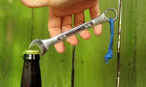 Chiave inglese usata per aprire una bottiglia, un modo creativo per aprire una bottiglia di vino senza cavatappi.