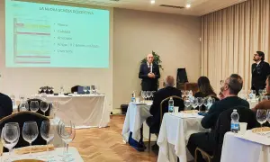 Presentazione della nuova scheda degustazione AIS, con un relatore che illustra i punti chiave: nuova, colorata, articolata, ampia e divertente.