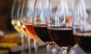 Calici di vino bianco, rosato e rosso, un viaggio attraverso la storia del vino.