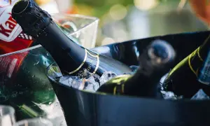 Bottiglie di vino per matrimonio in un secchiello con ghiaccio, pronte per essere stappate.