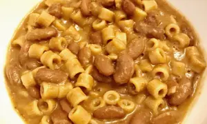 Un piatto fumante di pasta e fagioli, un classico comfort food. Perfetto con un buon abbinamento vino.