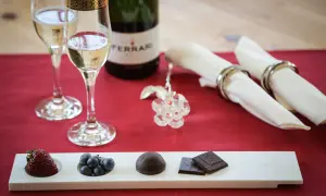 Un bicchiere di Ferrari, fragola, mirtilli e cioccolato: un'elegante verticale di vini per un momento speciale.