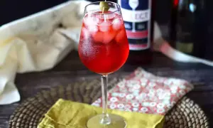 Un bicchiere di Spritz Select, con ghiaccio e oliva, pronto per essere gustato. La ricetta perfetta per un aperitivo rinfrescante.