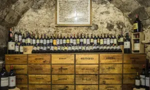 Cantina con bottiglie di vino e casse di legno, un ambiente che garantisce l'umidità ideale cantina vini per la conservazione.