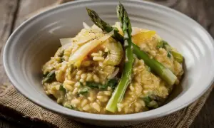 Risotto cremoso con asparagi freschi e scaglie di parmigiano. Un perfetto abbinamento asparagi per un piatto primaverile.