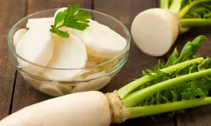 Fette di rafano in una ciotola, pronte per esaltare ogni piatto con il loro sapore deciso.
