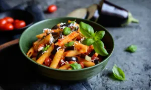 Penne alla Norma con melanzane, pomodoro e basilico, un classico siciliano. Perfetto l'abbinamento vino con un Etna Rosso.