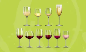 Diversi bicchieri di vino bianco e rosso, con un calice di spumante. Ideale per capire la temperatura vini bianchi perfetta.