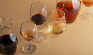 Calici di vino rosso, bianco e rosato, pronti per degustare il sapore di vino.