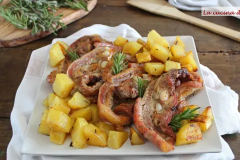 Piatto di petto di vitella arrosto con patate croccanti e rosmarino. Un classico saporito.