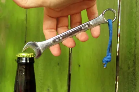 Chiave inglese usata per aprire una bottiglia, un modo creativo per aprire una bottiglia di vino senza cavatappi.