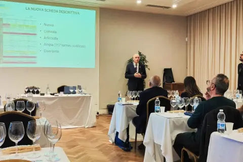 Presentazione della nuova scheda degustazione AIS, con un relatore che illustra i punti chiave: nuova, colorata, articolata, ampia e divertente.
