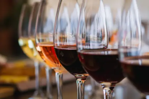 Calici di vino bianco, rosato e rosso, un viaggio attraverso la storia del vino.