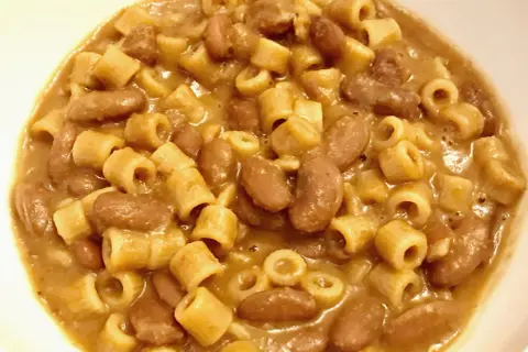 Un piatto fumante di pasta e fagioli, un classico comfort food. Perfetto con un buon abbinamento vino.