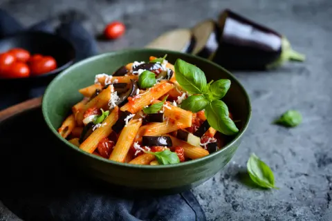 Penne alla Norma con melanzane, pomodoro e basilico, un classico siciliano. Perfetto l'abbinamento vino con un Etna Rosso.