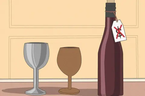 Due bicchieri e una bottiglia di vino con un'etichetta "prezzo barrato". Impara come fare il vino in casa senza spendere una fortuna.