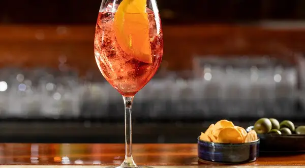 Un rinfrescante Campari Spritz, perfetto per ogni aperitivo. La ricetta è semplice e il gusto inconfondibile.