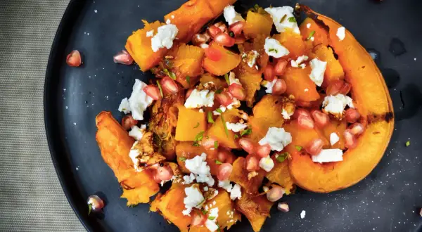 Insalata di zucca arrosto con feta, melograno e noci. Un piatto autunnale che celebra i sapori e gli abbinamenti con la zucca.
