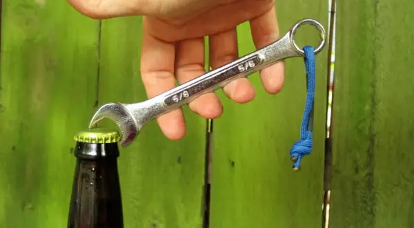 Chiave inglese usata per aprire una bottiglia, un modo creativo per aprire una bottiglia di vino senza cavatappi.