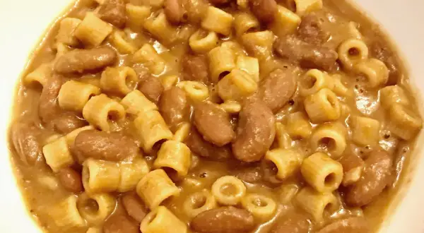 Un piatto fumante di pasta e fagioli, un classico comfort food. Perfetto con un buon abbinamento vino.