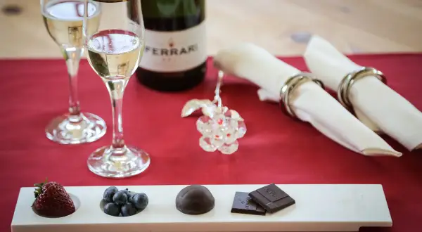 Un bicchiere di Ferrari, fragola, mirtilli e cioccolato: un'elegante verticale di vini per un momento speciale.