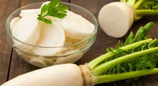 Fette di rafano in una ciotola, pronte per esaltare ogni piatto con il loro sapore deciso.