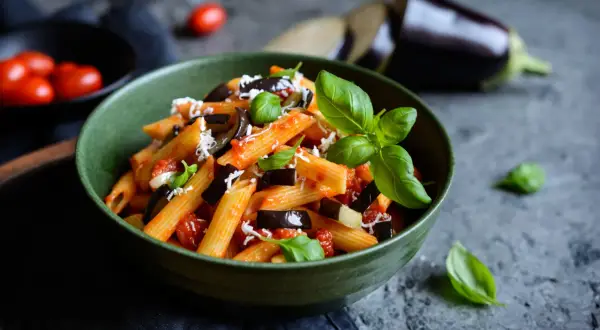 Penne alla Norma con melanzane, pomodoro e basilico, un classico siciliano. Perfetto l'abbinamento vino con un Etna Rosso.