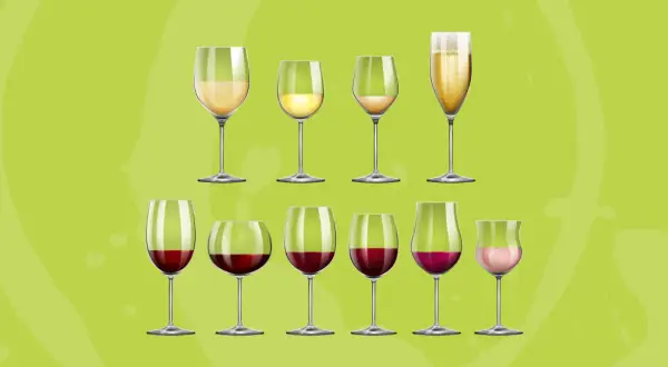 Diversi bicchieri di vino bianco e rosso, con un calice di spumante. Ideale per capire la temperatura vini bianchi perfetta.