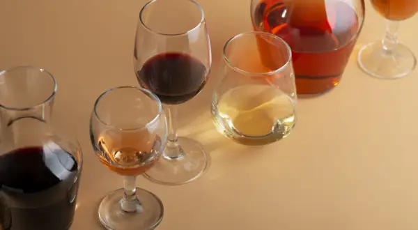 Calici di vino rosso, bianco e rosato, pronti per degustare il sapore di vino.