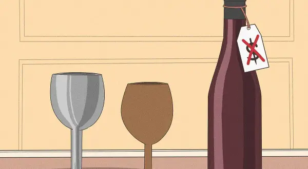 Due bicchieri e una bottiglia di vino con un'etichetta "prezzo barrato". Impara come fare il vino in casa senza spendere una fortuna.