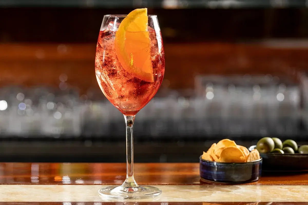 Un rinfrescante Campari Spritz, perfetto per ogni aperitivo. La ricetta è semplice e il gusto inconfondibile.
