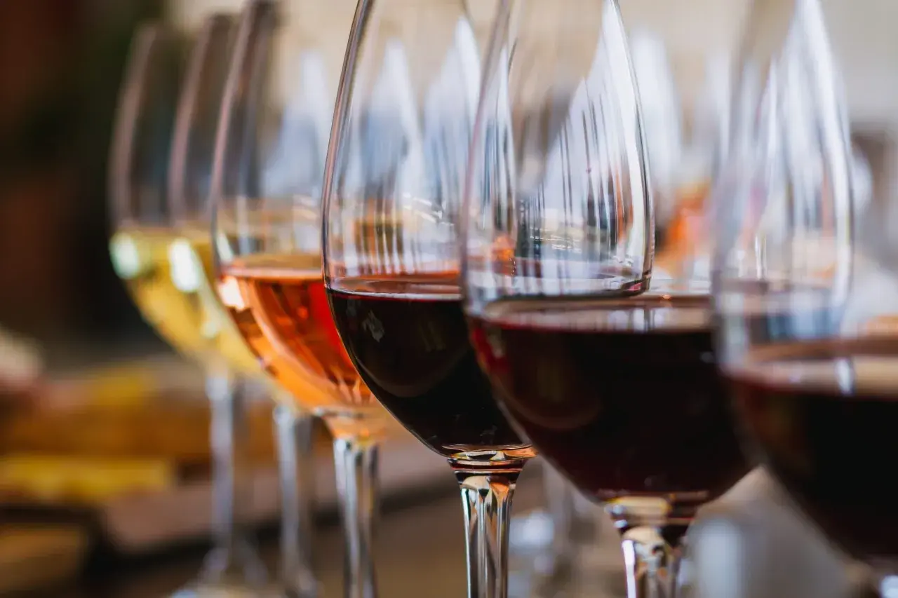 Calici di vino bianco, rosato e rosso, un viaggio attraverso la storia del vino.