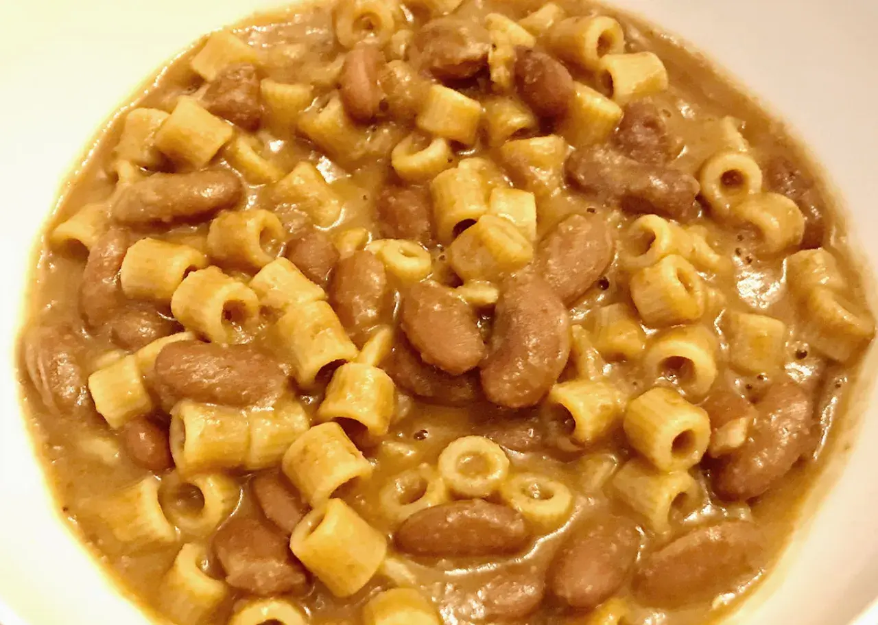Un piatto fumante di pasta e fagioli, un classico comfort food. Perfetto con un buon abbinamento vino.