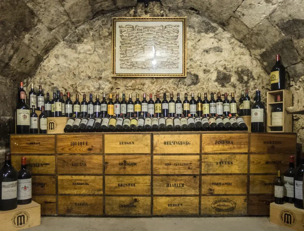 Cantina con bottiglie di vino e casse di legno, un ambiente che garantisce l'umidità ideale cantina vini per la conservazione.