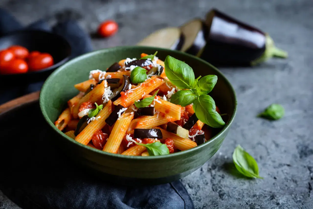 Penne alla Norma con melanzane, pomodoro e basilico, un classico siciliano. Perfetto l'abbinamento vino con un Etna Rosso.