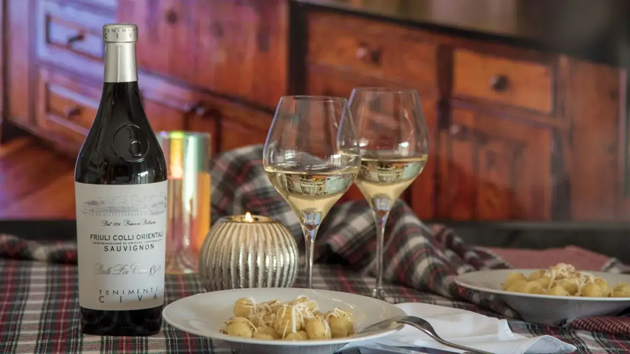Un bicchiere di Sauvignon bianco e gnocchi al formaggio, perfetti sauvignon abbinamenti per una cena speciale.