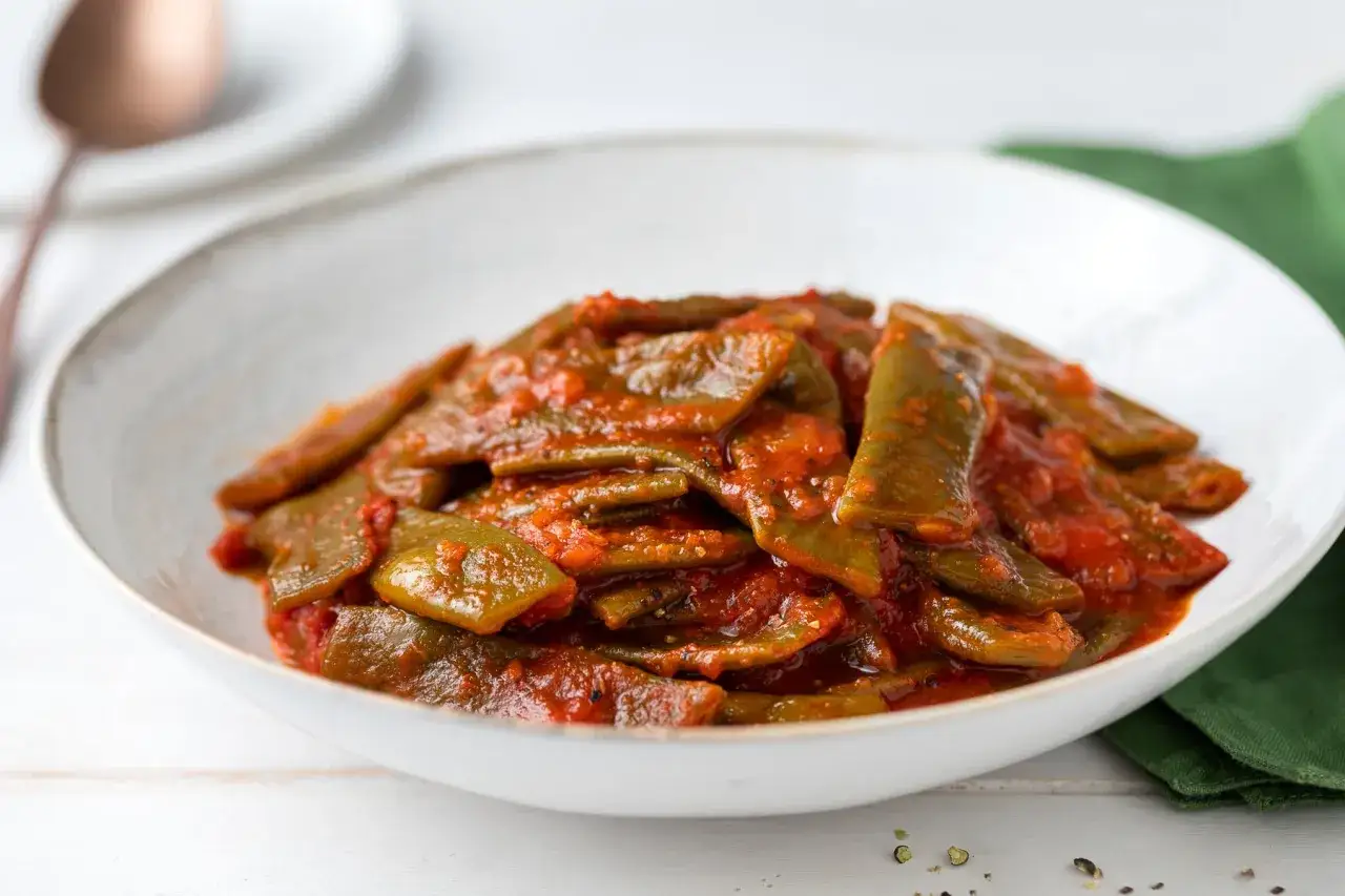Taccole cosa sono? Ecco un piatto di taccole stufate in salsa di pomodoro, un contorno saporito e salutare.