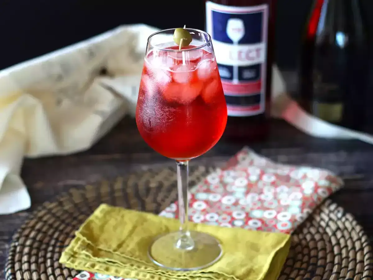 Un rinfrescante Spritz Select, perfetto per ogni occasione. La ricetta ideale per un aperitivo indimenticabile.