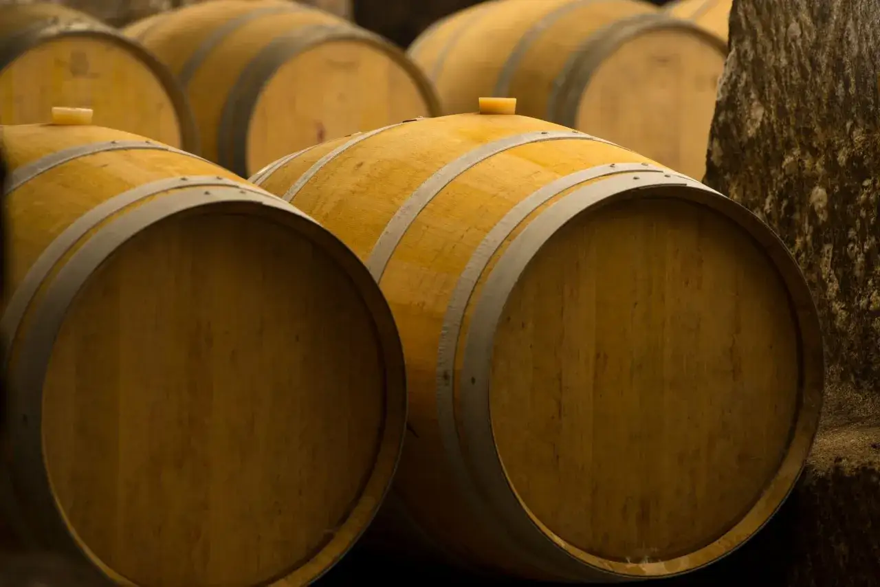 Botti di legno in cantina, pronte per il batonnage. Cos'&egrave;? Una tecnica per affinare il vino.