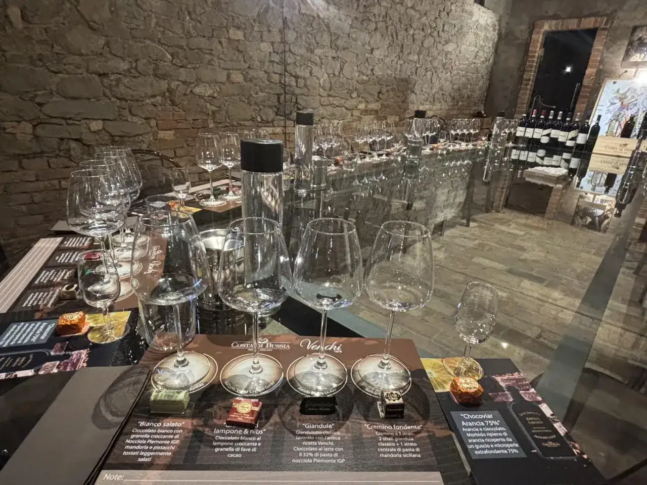 Degustazione di vini e cioccolatini, un perfetto abbinamento vino e cioccolato. Calici e dolcezze pronti per essere assaporati.