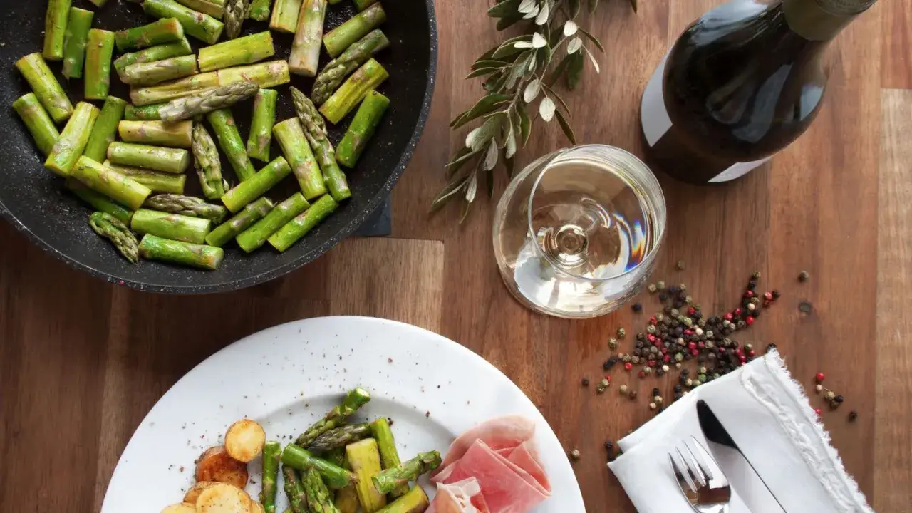 Asparagi saltati in padella, patate arrosto e prosciutto crudo, un perfetto abbinamento asparagi con vino bianco.