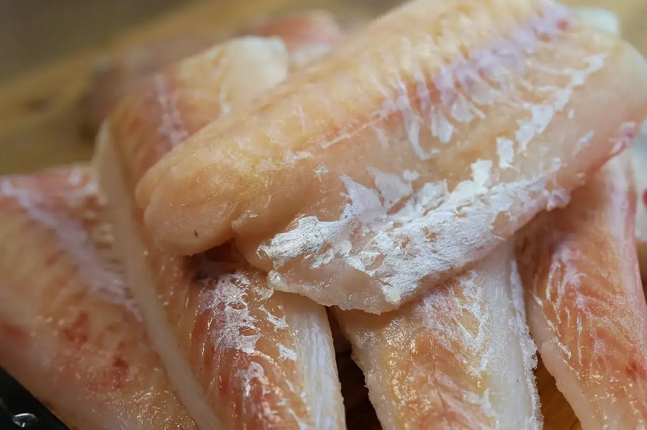 Filetti di pesce palombo freschi e succulenti, pronti per essere cucinati.