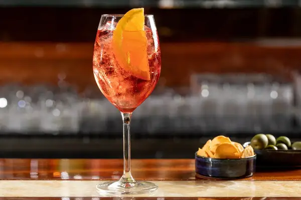 Un rinfrescante Campari Spritz, perfetto per ogni aperitivo. La ricetta è semplice e il gusto inconfondibile.
