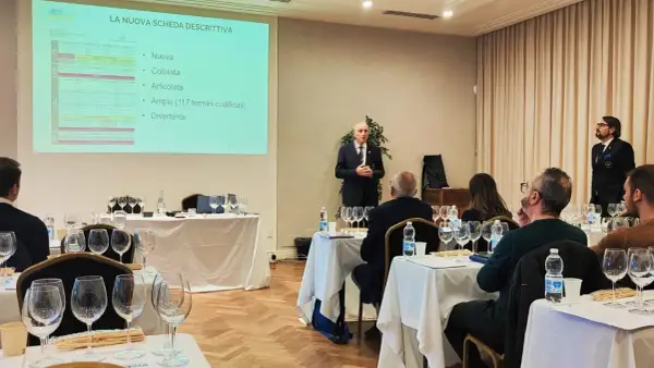 Presentazione della nuova scheda degustazione AIS, con un relatore che illustra i punti chiave: nuova, colorata, articolata, ampia e divertente.