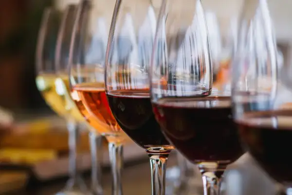 Calici di vino bianco, rosato e rosso, un viaggio attraverso la storia del vino.