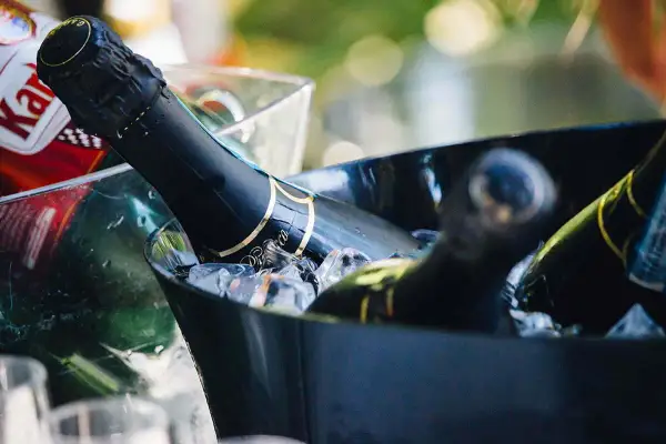 Bottiglie di vino per matrimonio in un secchiello con ghiaccio, pronte per essere stappate.