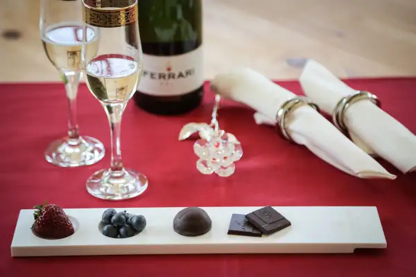 Un bicchiere di Ferrari, fragola, mirtilli e cioccolato: un'elegante verticale di vini per un momento speciale.