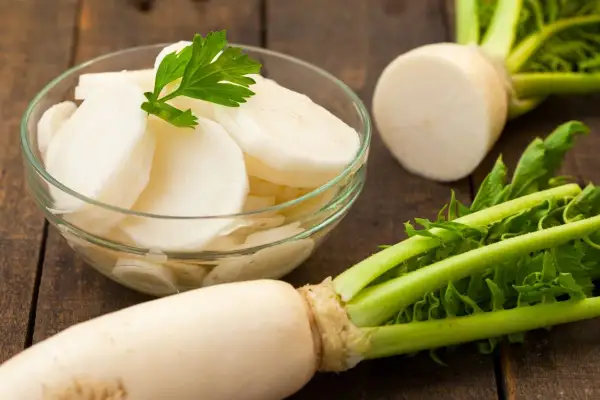 Fette di rafano in una ciotola, pronte per esaltare ogni piatto con il loro sapore deciso.